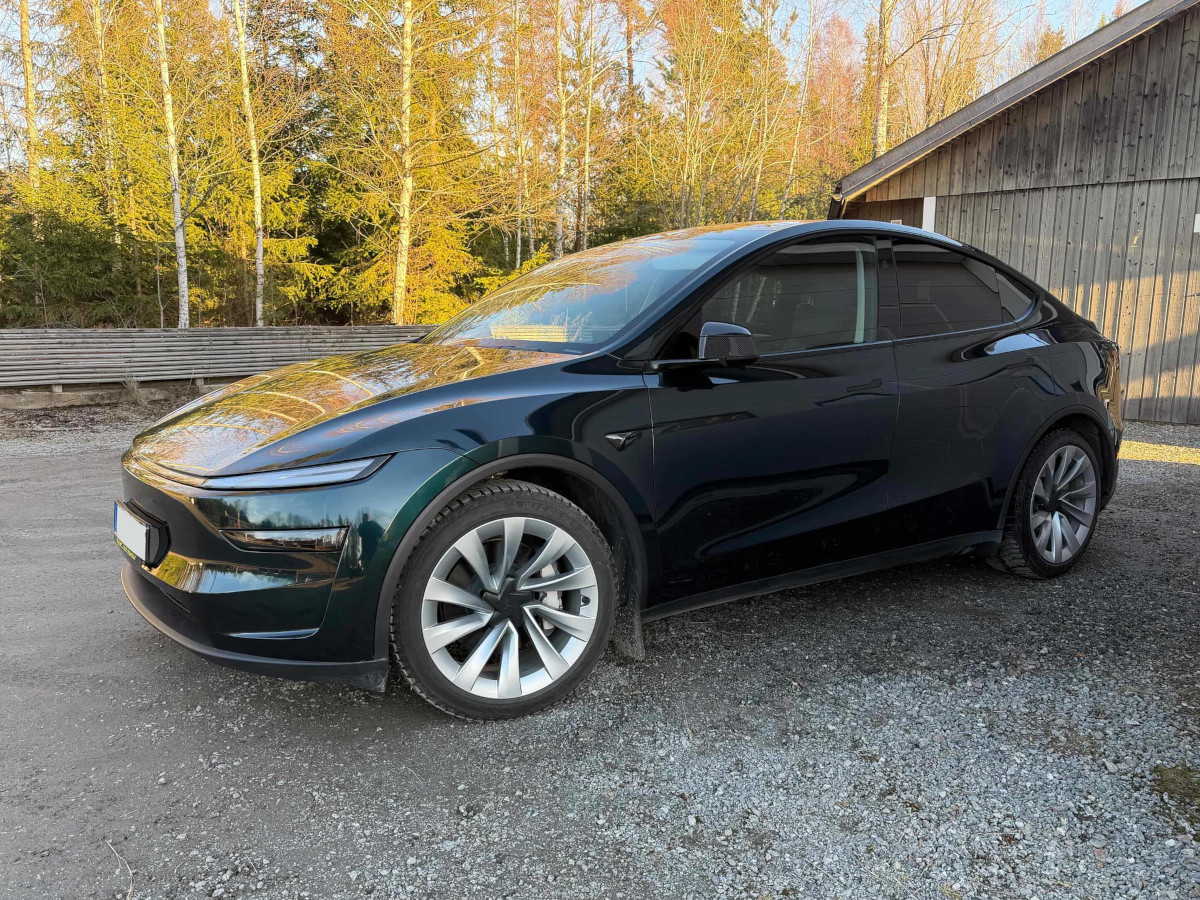 Tesla Y wrapped with WunderVinyl Super Gloss+ Dark Racing Green LT