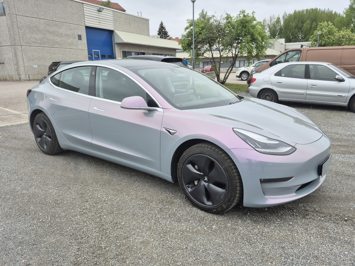 Tesla wrapped with WunderVinyl Super Gloss+ Candy Flip Grey to Purple LT