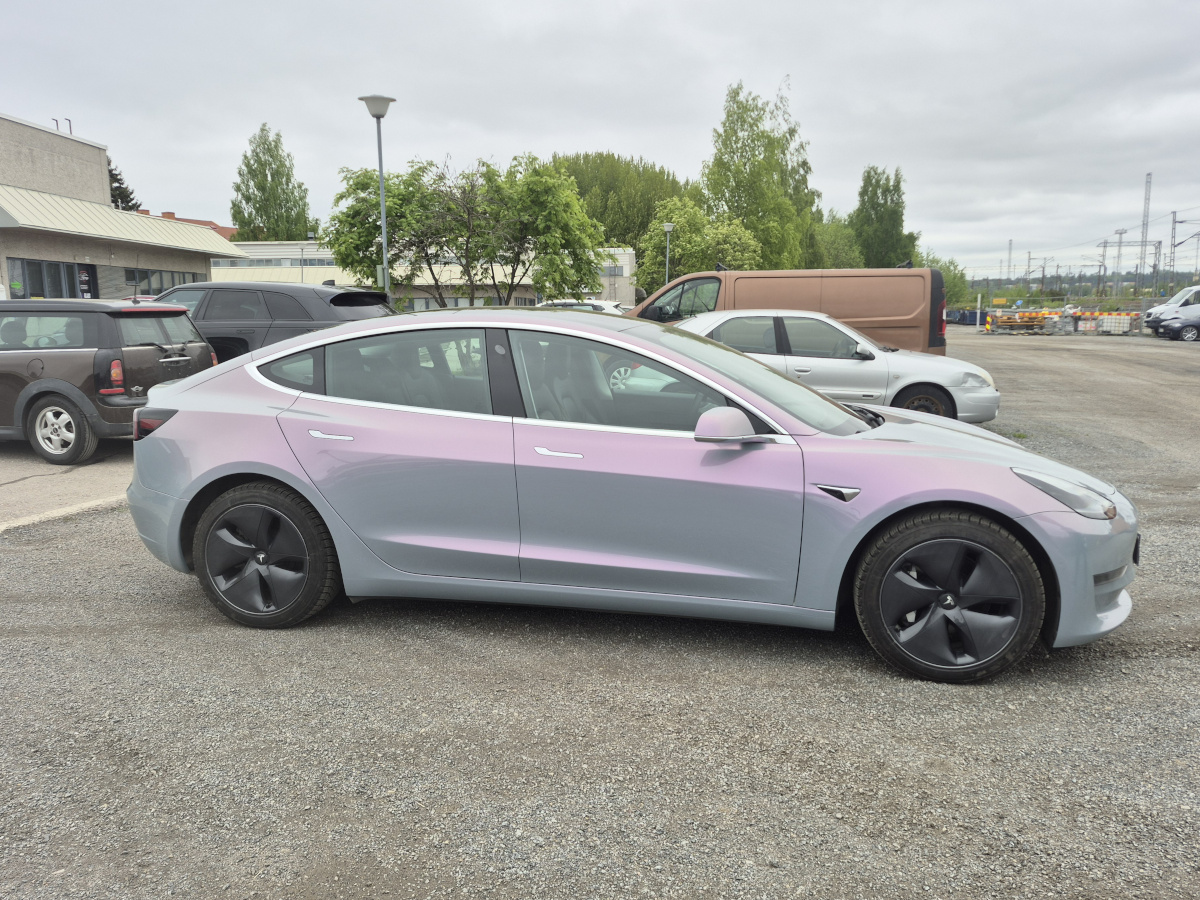 WunderVinyl Super Gloss+ Candy Flip Grey to Purple LT — Tesla Model 3